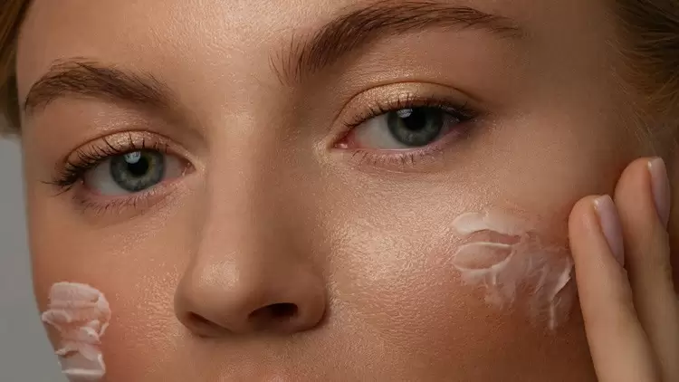 Уход за кожей вокруг глаз: как ухаживать за кожей век с помощью косметики?